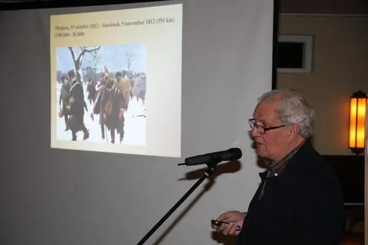 Gerben Dijkstra tijdens de lezing over Drentse soldaten in het leger van Napoleon in Odoorn op 18 januari 2016. (Foto: Roelof Hoving, Exloo)