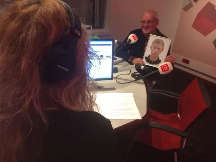 Gerben Dijkstra met het portret van Albert Geerts Oosting (compositietekening van Nahidh K. Salman) in de studio van Radio Drenthe met Sophie Timmer voor het radioprogramma DrentheToen van 22 januari 2017.