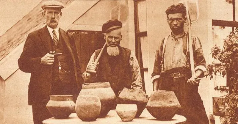 Arent Middelveld toont samen met Otterloo (links) en zijn zoon in 1935 zijn collectie gevonden urnen.