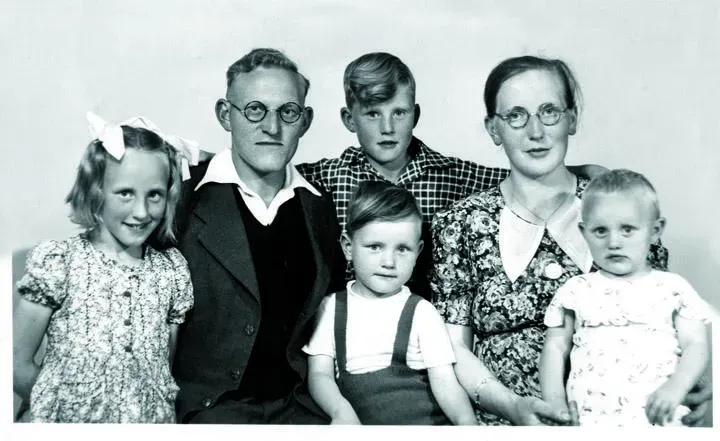 De laatste foto van het complete gezin, gemaakt in de zomer van 1944. Vanaf links: Alice, vader Jan, Koos op de achtergrond en Ger op de voorgrond, moeder Grietje en Ria. Janny Margriet was toen nog niet geboren.