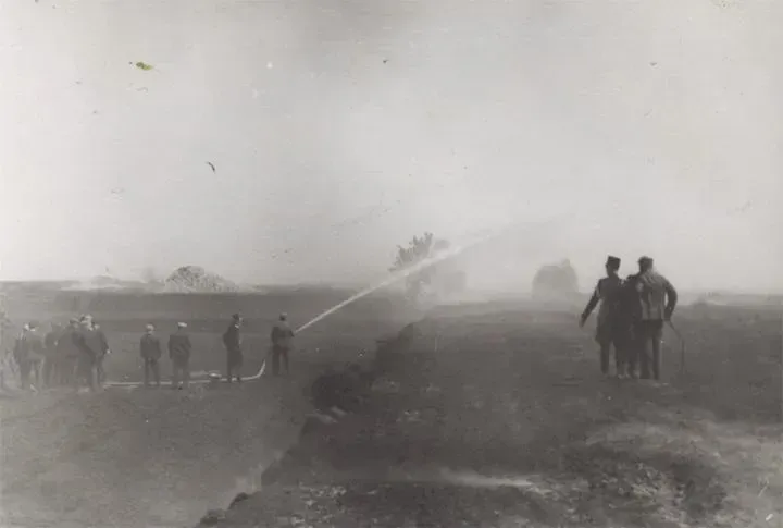 Op 22 mei en 23 mei 1917 vonden er na de grote veenbrand overal in Zuidoost-Drenthe nog bluswerkzaamheden plaats. (Foto: Collectie Roelof Boelens)
