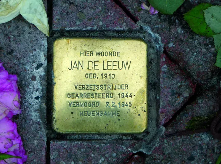 Deze struikelsteen is bij de voormalige woning van Jan de Leeuw gelegd.