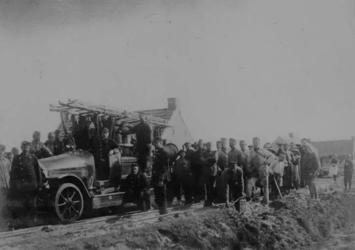 De motorspuit No. 2 van de Haagse brandweer. Op de foto vertrekt deze op 28 mei 1917 uit het Weerdingerveen op weg naar Emmer-Compascuum. (Collectie Stichting Historisch Brandweermaterieel in Den Haag)