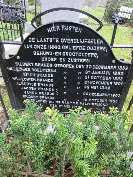 Het graf in Groningen van de omgekomen leden van de familie Brands (Foto Piet Naber)