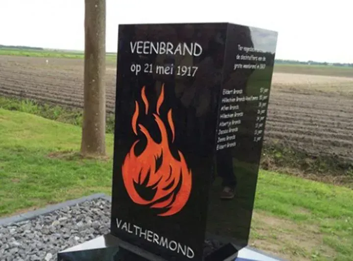 Het monument van de veenbrand in Valthermond (Foto: RTVNoord)
