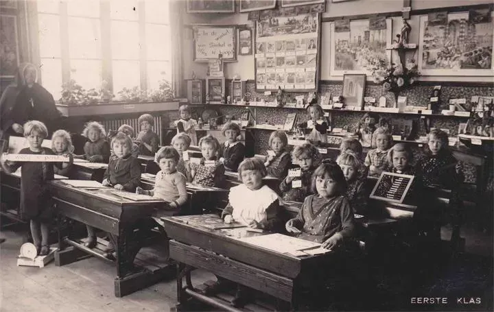 Klassenfoto, omstreeks 1923 gemaakt, van de eerste klas van de (meisjes)school in Munsterscheveld, geleid door de nonnen.
