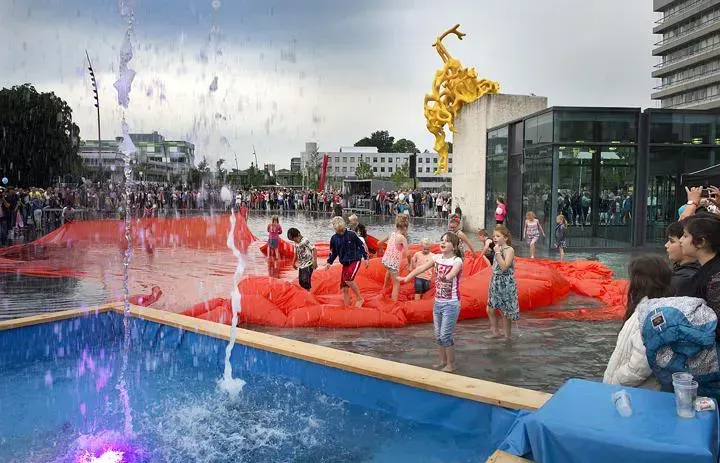 De opening van het Raadhuisplein in Emmen in de zomer van 2015 (Foto: Jan Anninga)