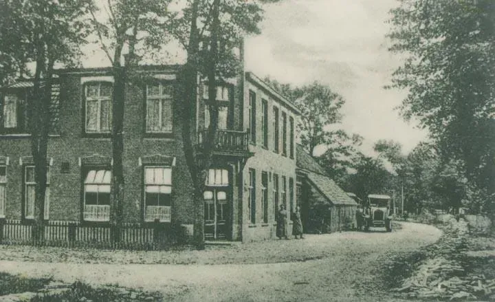 Na de verbouwing van het logement van Geert Kuiper in Hooghalen in 1914. Het achterhuis is hetzelfde gebleven. De zijgevel van het woonhuis is ook intact gebleven. Het voorhuis werd vervangen en kreeg een bovenverdieping met vijf gastenkamers. 
