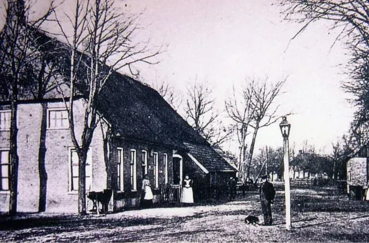 De boerderij/logement van Geert Kuiper in Hooghalen voor de verbouwing in 1914.