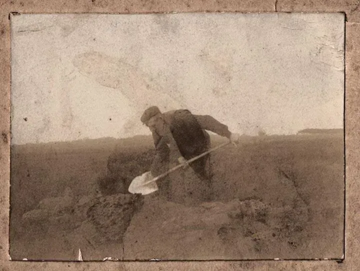 Op de achterkant van deze foto staat geschreven: Geert Kuiper, Hooghalen graaft URNEN op te Diependal achter Hijken (Gem. Beilen) ±1905.