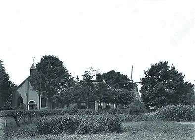 Gereformeerde Kerk en pastorie in Emmen omstreeks 1910 (Foto Jan Oosting (1863-1941)